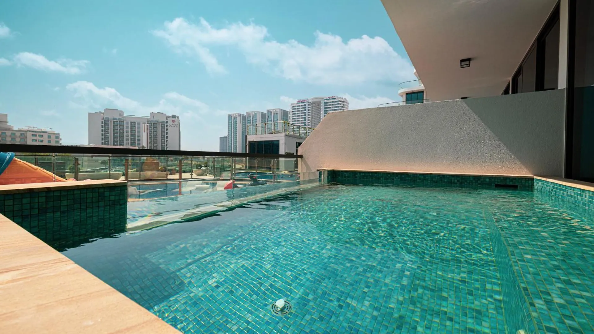 דובאי Cozy 2 Bedroom With A Private Pool דירה